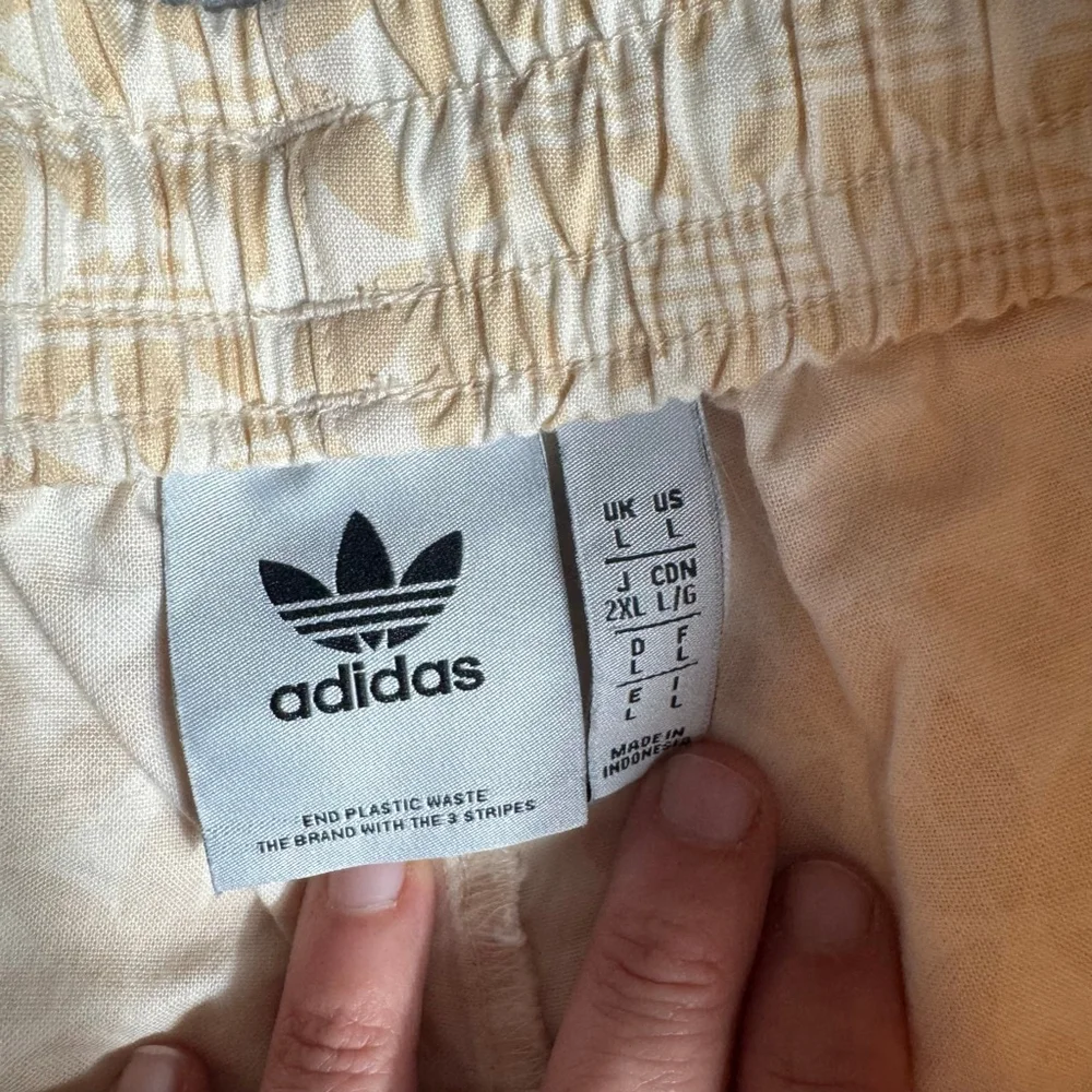 Men’s Adidas Shorts L Beige White Trefoil Print